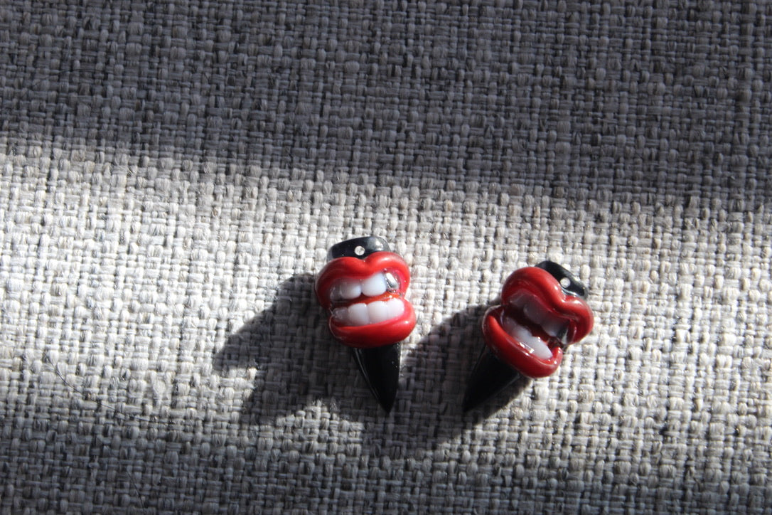 Juicy Lips w/ Silver tooth