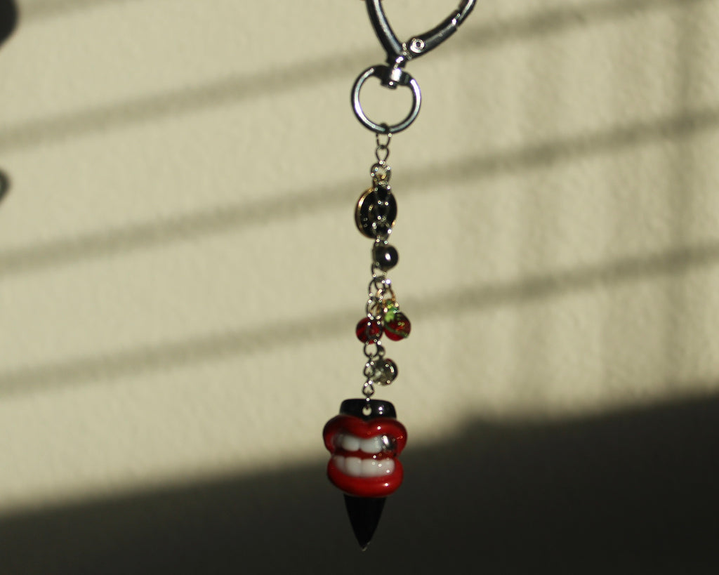 Juicy Lips w/ Silver tooth