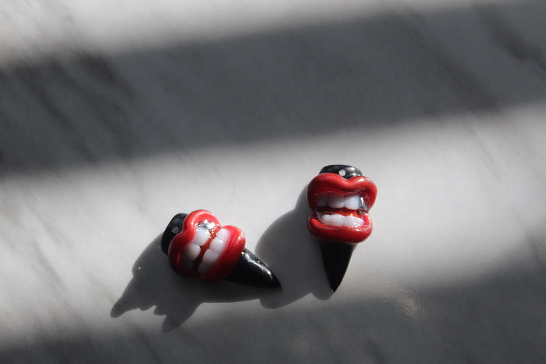 Juicy Lips w/ Silver tooth