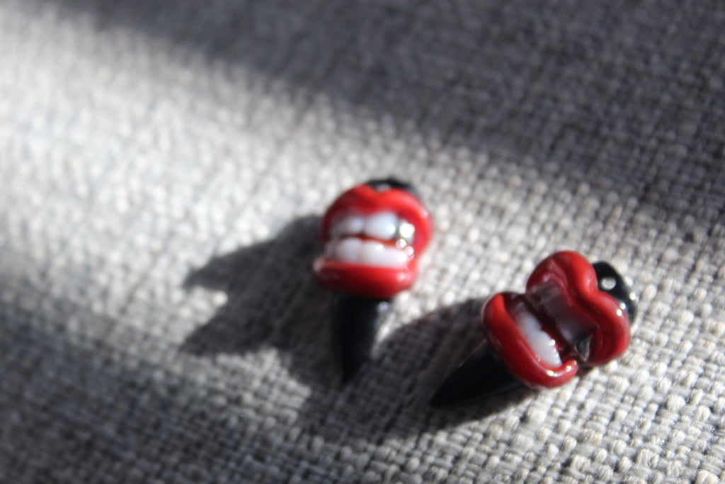Juicy Lips w/ Silver tooth
